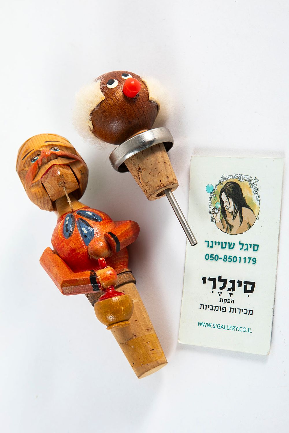 שני פקקי דמויות, אחד מהם שתיין שמרים כוס אל פיו