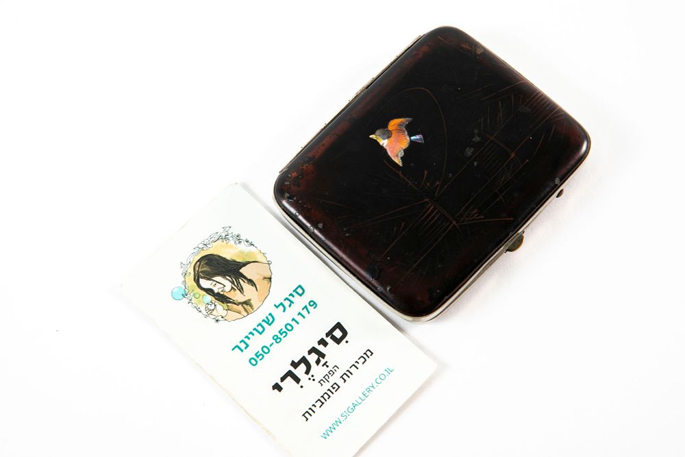 קופסת סיגריות מעוטרת בציפור בשיבוץ אם הפנינה