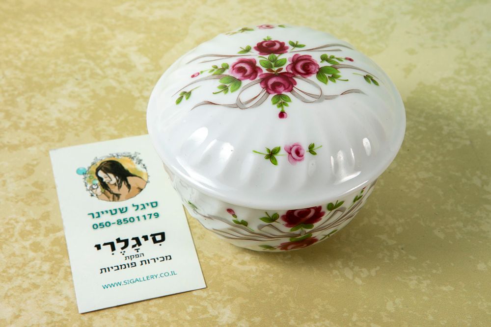 קופסת פורצלן בעיטור פרחים – תמונה 2